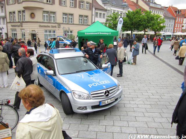 infostandkvwravensburgmiteinsatzfahrzeugderpolizei.jpg