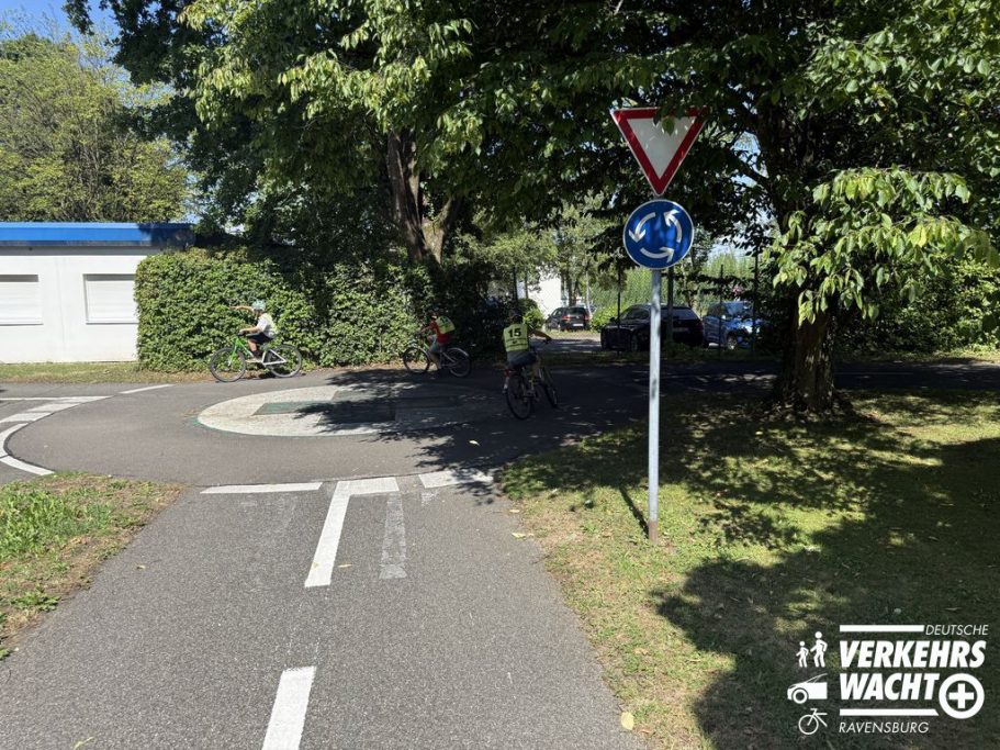 Fahren im Kreisverkehr Fahren im Kreisverkehr